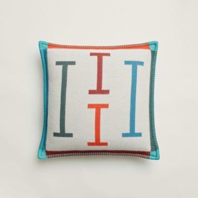 クッション 《アヴァロンIII》 PM | Hermès - エルメス-公式サイト